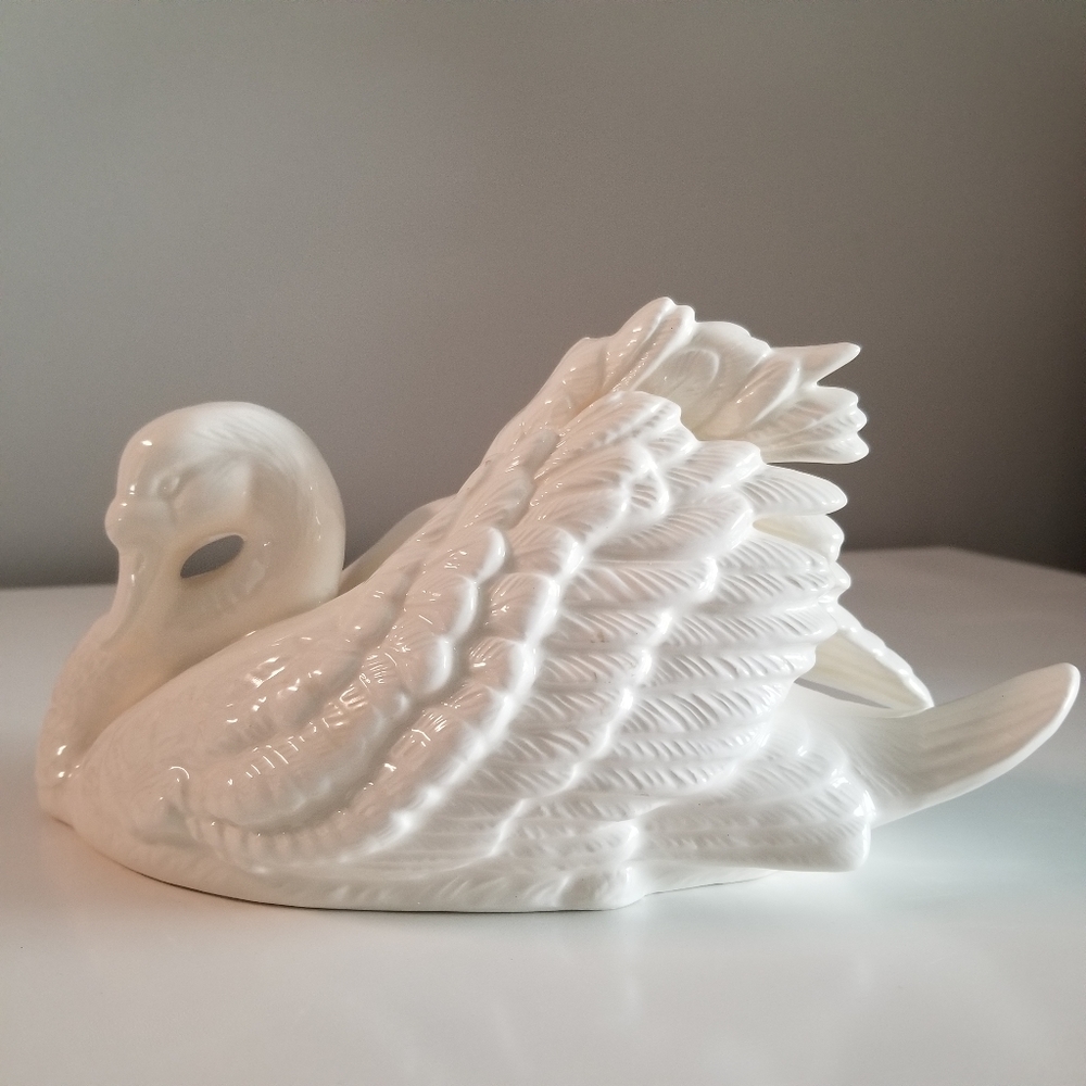 Vintage Willits 1985 Musical Ceramic Swan Figurine Wind Up